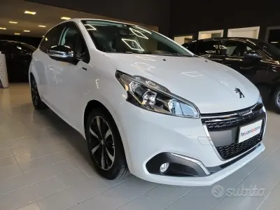 Usata Peugeot 208 Signature Sky 102 CV (75 kW) 2019 Bianco Utilitaria