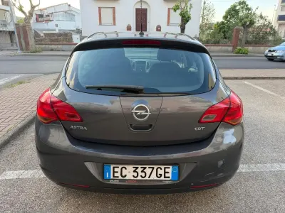 Begagnad Opel Astra 110 HK (80 kW) 2010 Grå Sedan