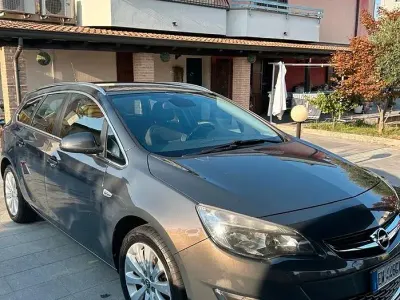 Usata Opel Astra Cosmo 140 CV (102 kW) 2014 Grigio Station wagon