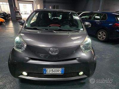 Usata Toyota iQ 100 CV (73 kW) 2011 Grigio Utilitaria
