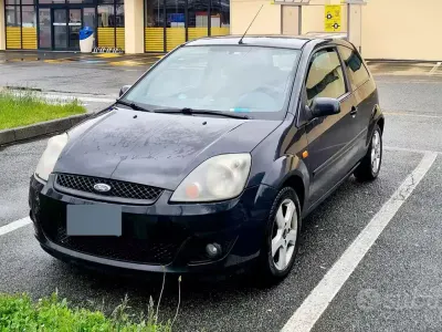 Usata Ford Fiesta 68 CV (50 kW) 2006 Nero Utilitaria