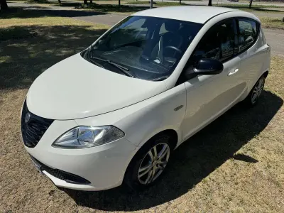Usata Lancia Ypsilon 69 CV (50 kW) 2015 Bianco Utilitaria