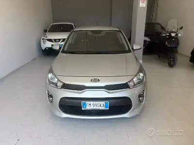 Usata Kia Rio 82 CV (60 kW) 2017 Grigio Berlina