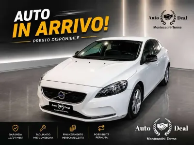 Usata Volvo V40 Kinetic 114 CV (83 kW) 2015 Verde Berlina