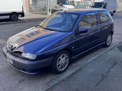 Usata Alfa Romeo 145 Quadrifoglio 150 CV (110 kW) 1997 Utilitaria