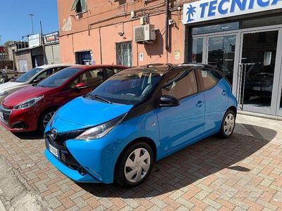 Usata Toyota Aygo X-play 69 CV (50 kW) 2016 Blu Utilitaria