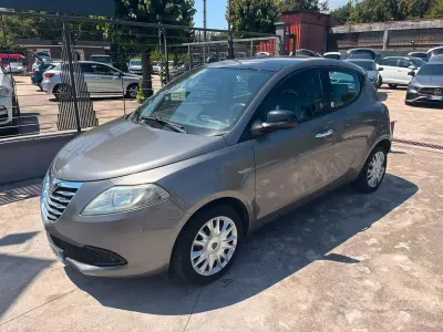 Usata Lancia Ypsilon Gold 69 CV (50 kW) 2012 Grigio Utilitaria