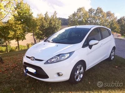 Usata Ford Fiesta Business Edition 70 CV (51 kW) 2012 Bianco Utilitaria