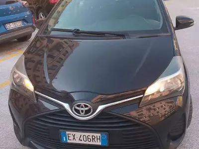 Usata Toyota Yaris Active 90 CV (66 kW) 2014 Nero Utilitaria