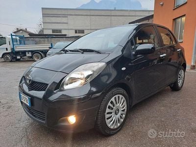 Grigio Usata 2011 Toyota Yaris Berlina | 5900 € (Buon prezzo)