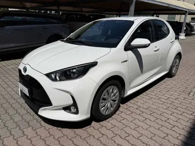Usata Toyota Yaris 92 CV (67 kW) 2020 Bianco / pastello Utilitaria