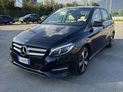 Usata Mercedes B180 109 CV (80 kW) 2019 Blu/azzurro Utilitaria