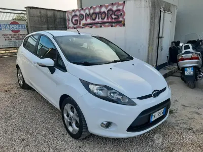 Usata Ford Fiesta 70 CV (51 kW) 2011 Bianco Berlina