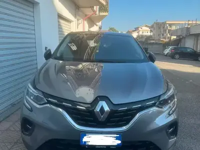 Usata Renault Captur 101 CV (74 kW) 2023 Grigio SUV