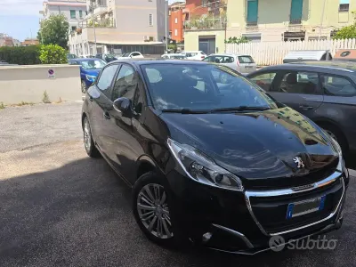 Usata Peugeot 208 82 CV (60 kW) 2018 Nero Utilitaria
