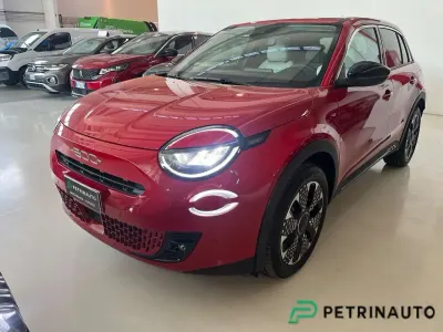 Nuova Fiat 600 La Prima 136 CV (100 kW) 2025 Rosso passione pastello SUV