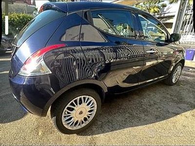 Usado Lancia Ypsilon 85 CV (62 kW) 2017 Azul Utilitario