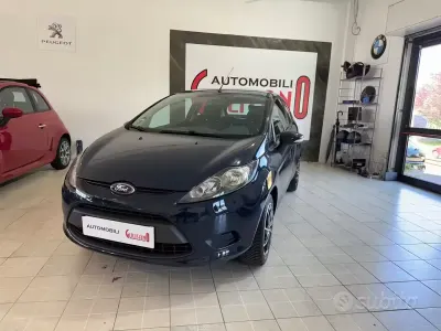 Usata Ford Fiesta 60 CV (44 kW) 2012 Blu Berlina