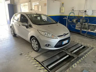 Usata Ford Fiesta 95 CV (69 kW) 2011 Grigio Utilitaria