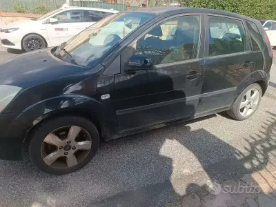 Begagnad Ford Fiesta 75 HK (55 kW) 2005 Svart Halvkombi