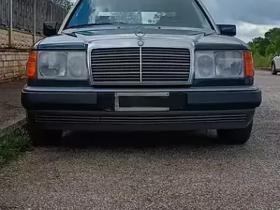 Usata Mercedes E200 136 CV (100 kW) 1993 Nero Berlina