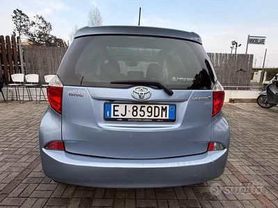 Usata Toyota Verso-S 2011 Grigio Monovolume