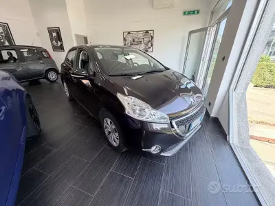 Usata Peugeot 208 Allure 82 CV (60 kW) 2013 Nero Utilitaria