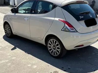 Usata Lancia Ypsilon Silver 69 CV (50 kW) 2015 Bianco Utilitaria
