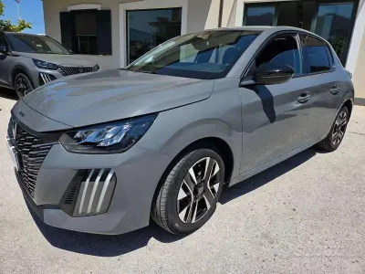 Usata Peugeot 208 Allure 101 CV (74 kW) 2025 Grigio Utilitaria