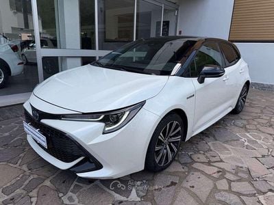 Usata Toyota Corolla Style 98 CV (72 kW) 2021 White pearl & black Berlina