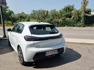Usata Peugeot 208 75 CV (55 kW) 2024 Utilitaria