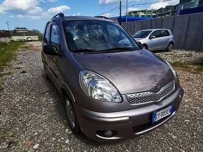 Usata Toyota Yaris Verso Sol 84 CV (61 kW) 2006 Grigio Monovolume