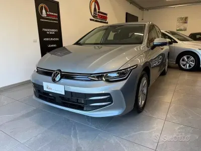 Usata VW Golf VIII Life 116 CV (85 kW) 2025 Grigio Berlina