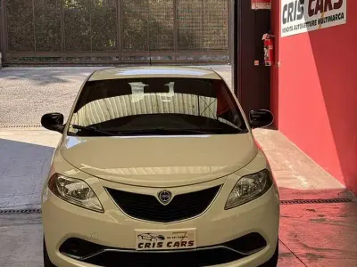 Usado Lancia Ypsilon Platinum 69 HP (50 kW) 2016 Branco Citadino