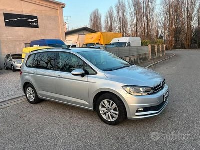 Begagnad VW Touran 150 HK (110 kW) 2021 Grå Minibuss