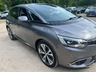 Usado Renault Scénic IV Bose Edition 110 CV (80 kW) 2017 Gris Monovolumen