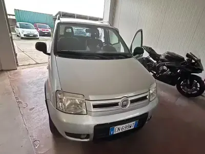 Usado Fiat Panda 4x4 75 CV (55 kW) 2012 Gris Utilitario