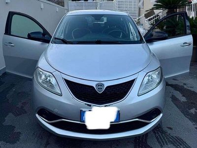 Usata Lancia Ypsilon Gold 69 CV (50 kW) 2017 Argento Utilitaria