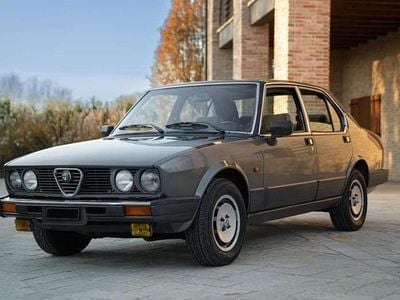 Usata Alfa Romeo Alfetta Quadrifoglio 131 CV (96 kW) 1983 Grigio Berlina