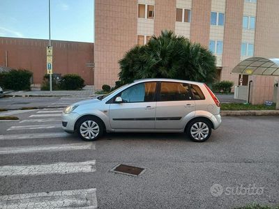 Usata Ford Fiesta 68 CV (50 kW) 2007 Grigio Berlina