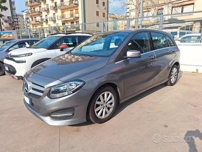 Usata Mercedes B180 Business 109 CV (80 kW) 2016 Grigio Monovolume