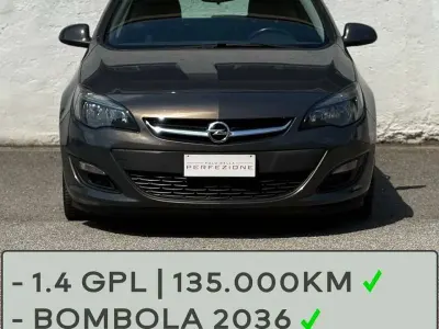Usata Opel Astra 140 CV (102 kW) 2014 Grigio Berlina