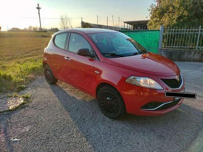 Usata Lancia Ypsilon Silver 69 CV (50 kW) 2018 Rosso Utilitaria