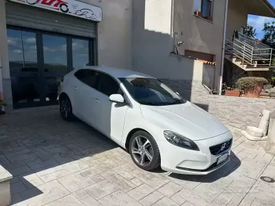 Usata Volvo V40 120 CV (88 kW) 2016 Bianco Berlina