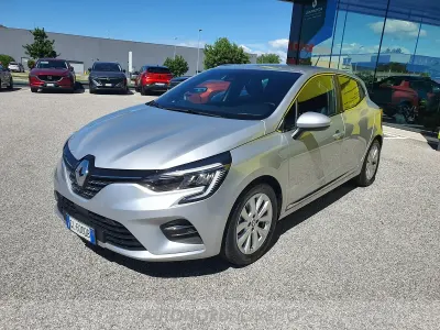 Usata Renault Clio V Intens 140 CV (102 kW) 2023 Grigio Berlina