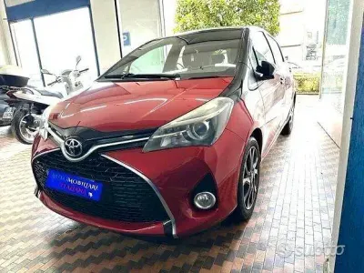 Begagnad Toyota Yaris Trend 69 HK (50 kW) 2016 Röd Sedan