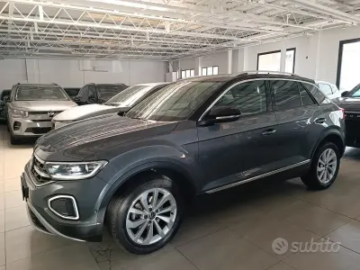 Usata VW T-Roc Style 110 CV (80 kW) 2023 Grigio SUV