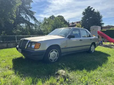 Usata Mercedes 200 82 CV (60 kW) 1989 Oro Berlina