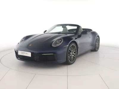 Usata Porsche 911 Carrera 4S Cabriolet 450 CV (330 kW) 2023 Blu genziana metallizzato/capote nera Cabrio