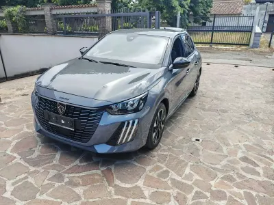 Usata Peugeot 208 Allure 101 CV (74 kW) 2025 Grigio Utilitaria